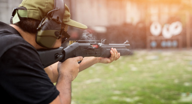 Quanto um tiro para o alto sobe antes de começar a cair?