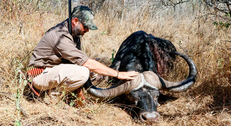 Cristiano Furtado, guia de caça na Africa